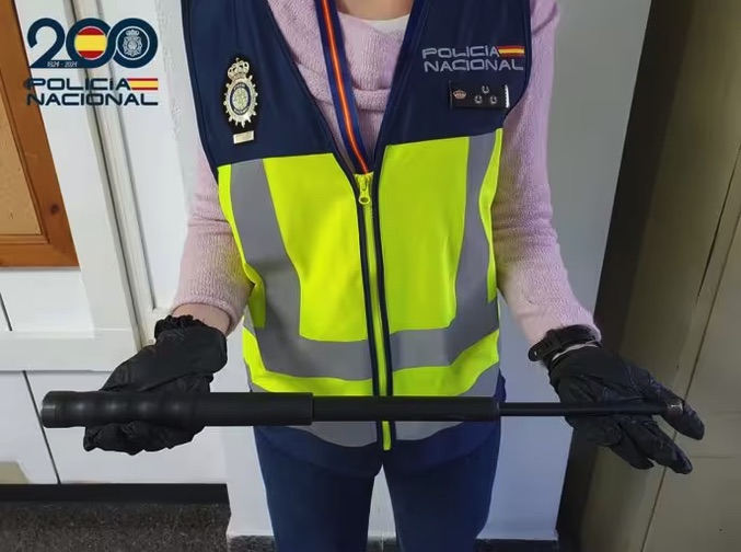 Policía Nacional detiene a hombre español por agredir con bastón extensible y causar lesiones graves en cabeza/oreja
