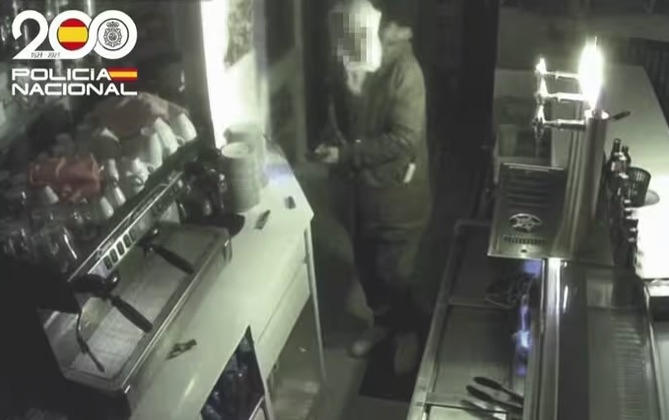 Detenido un hombre con 15 antecedentes por dos robos en un bar y un bazar usando una bolsa de plástico para taparse