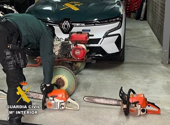 Dos detenidos en La Bureba tras forzar un bajo para robar maquinaria agrícola y destrozar un quad