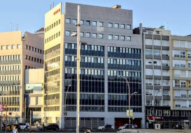 Un joven marroquí entra gritando en una comisaría de Mossos en Barcelona e intenta quemar un coche patrulla