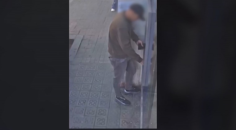 Mossos detienen a dos hombres por robar tarjetas a ancianos en parquímetros de Barcelona