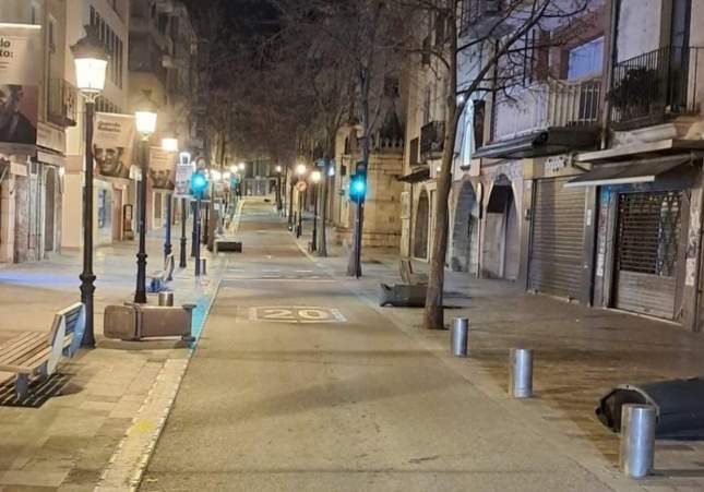 Detenido un vándalo en Blanes tras arrancar y quemar 13 papeleras y herir a dos policías locales con gas pimienta