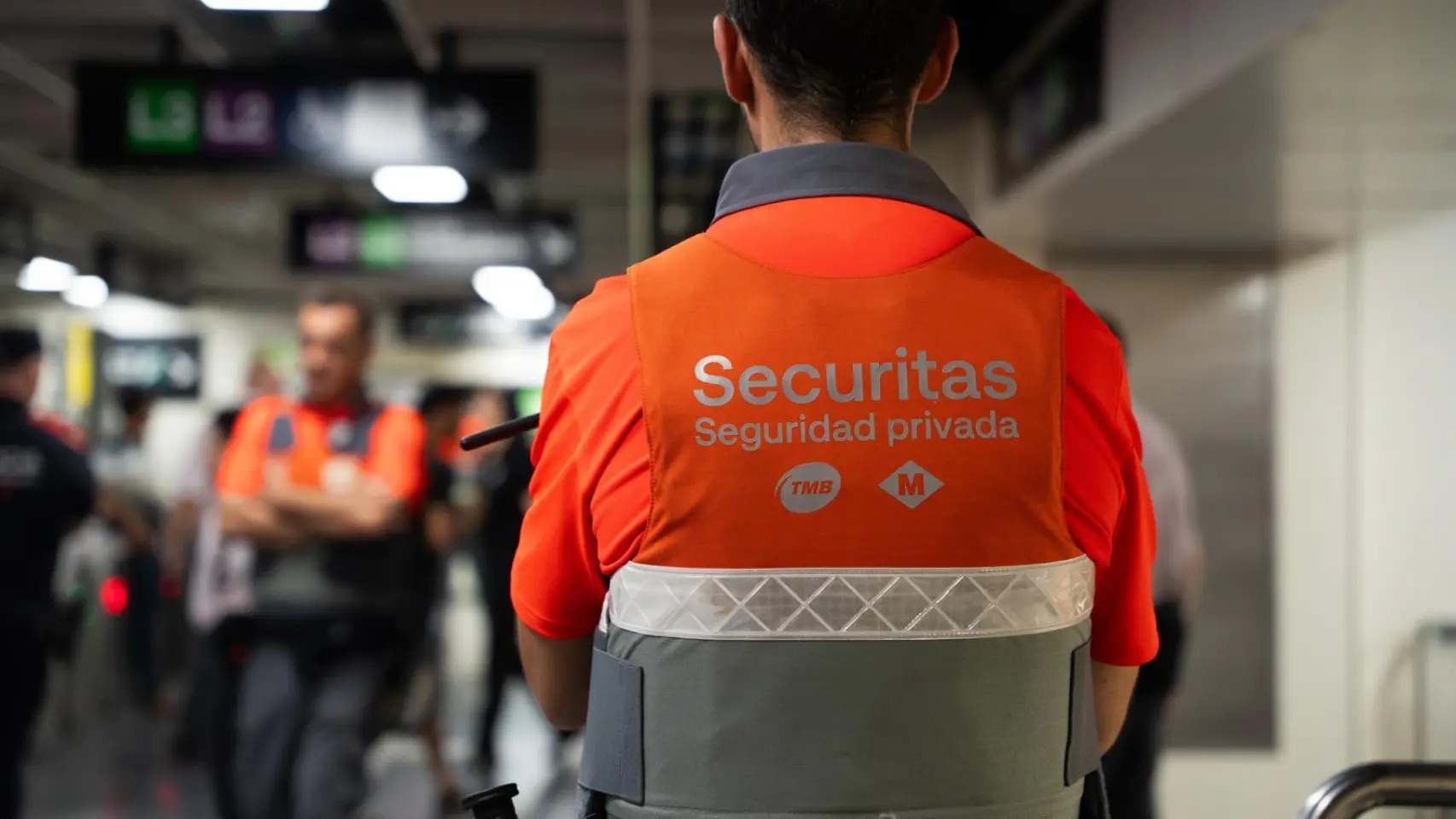 Vigilantes reducen a un hombre armado con un cuchillo en el metro de Barcelona