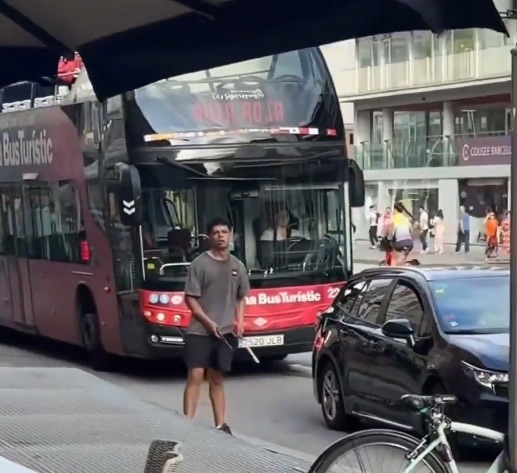 Un hombre armado con dos cuchillos siembra la tensión en el Paral·lel de Barcelona y hiere levemente a un joven
