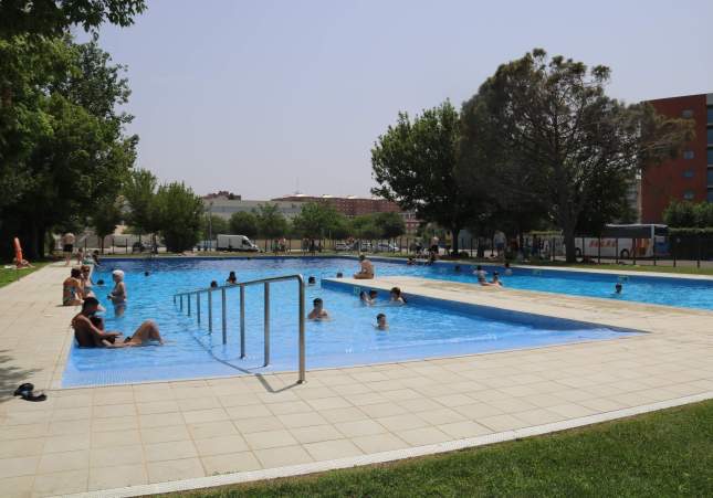 Detenido un hombre por agredir sexualmente a una joven en las piscinas municipales y enfrentarse a la policía