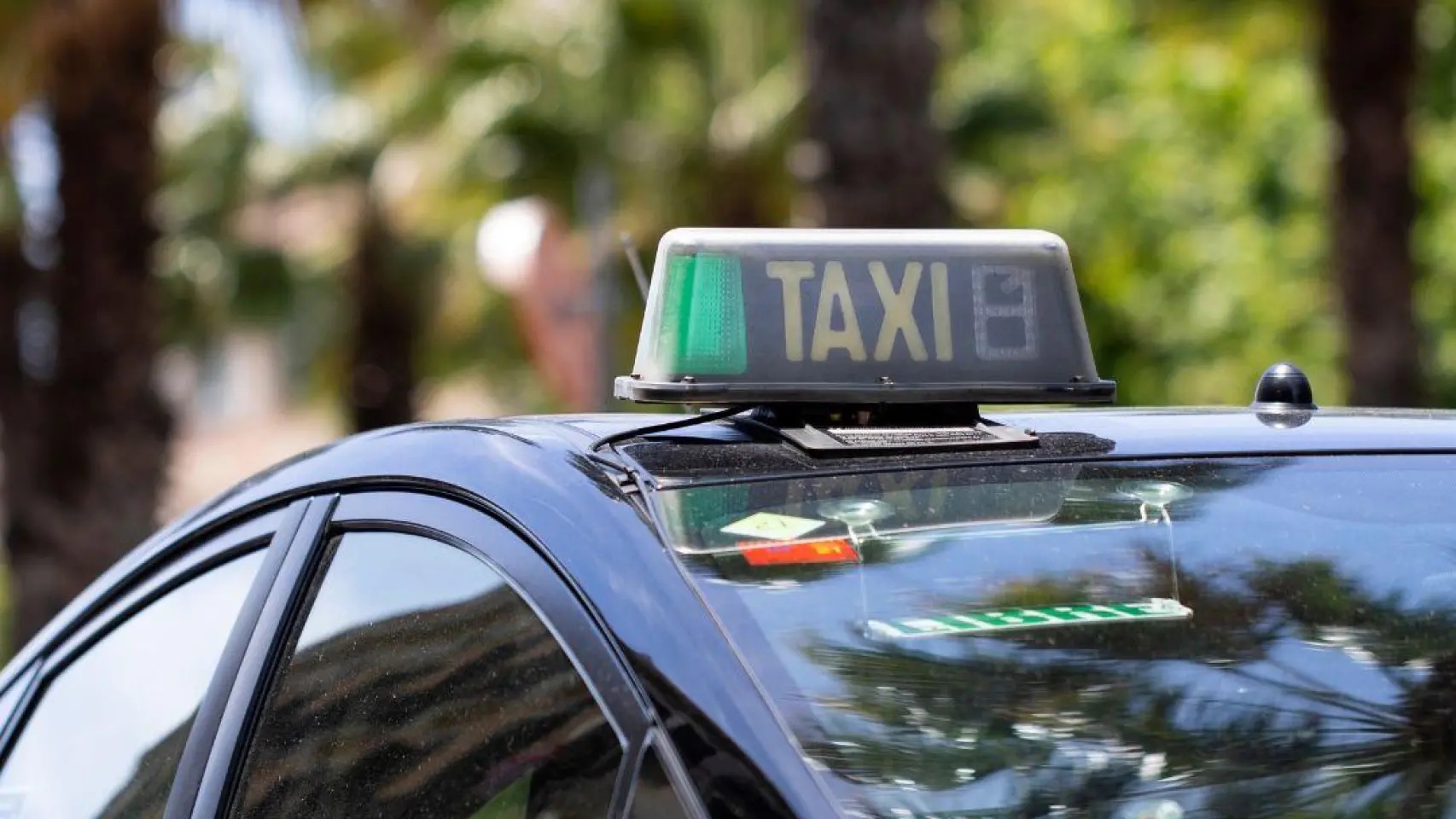 Cuatro detenidos tras robar cadenas de oro a un turista y atragantarse uno de ellos con el botín mientras huían en taxi
