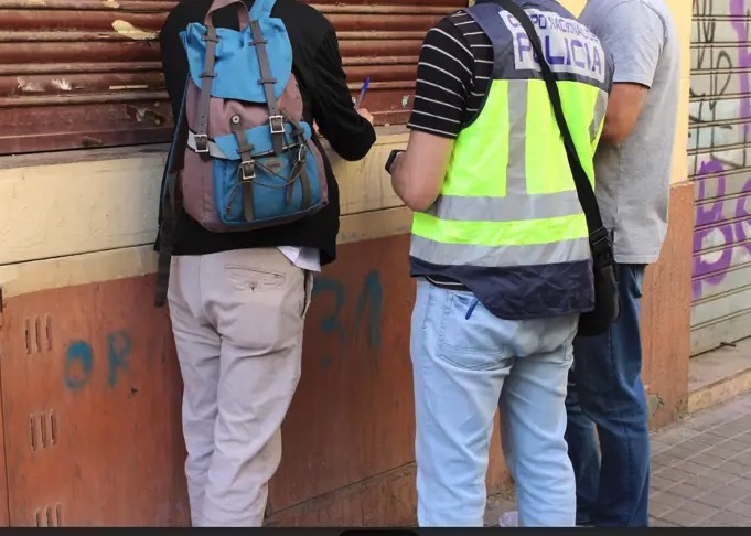 Cinco detenidos en Manises: dos por un violento robo y tres por atacar a la policía para evitar el arresto