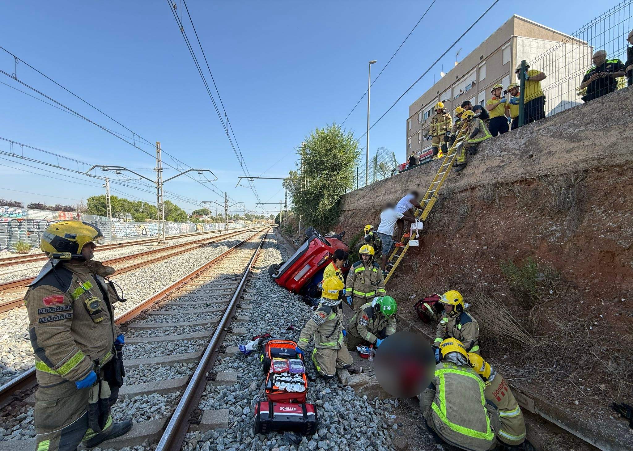 Coche cae a las vías de tren en Sabadell y corta la R4