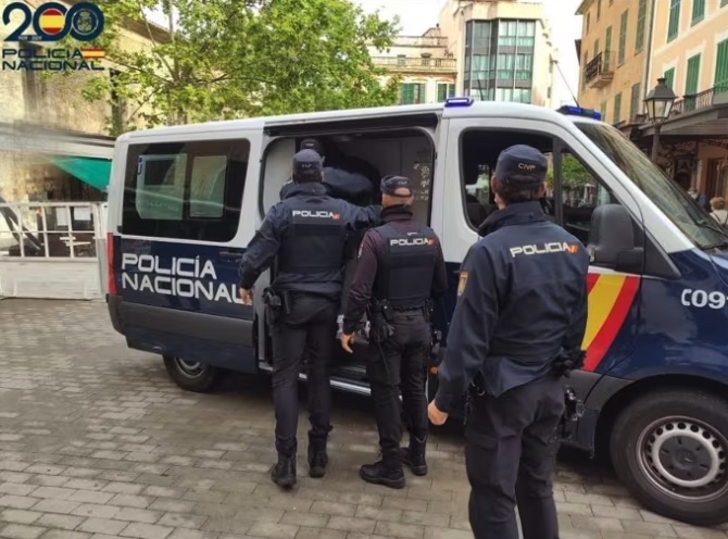 Envían a prisión a una mujer fugitiva por un atraco a punta de cuchillo y varios robos en vehículos en Palma