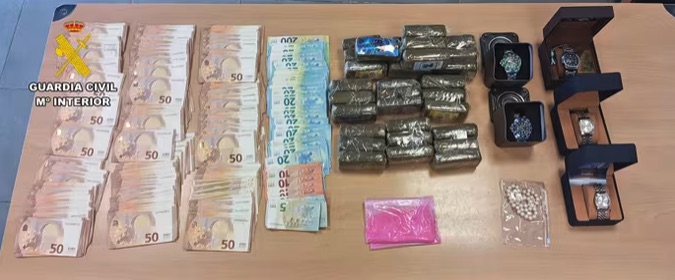 Tres jóvenes, en prisión tras ser sorprendidos con hachís y dinero ocultos en un coche