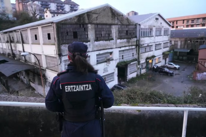 Detienen a un joven de 22 años e investigan a otro por apuñalar al responsable de un local en Irun