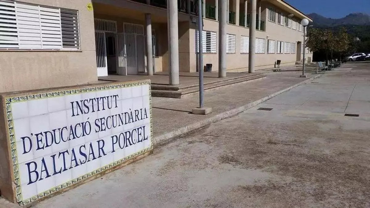 Identificados seis menores por difundir mensajes homófobos contra un profesor en Andratx