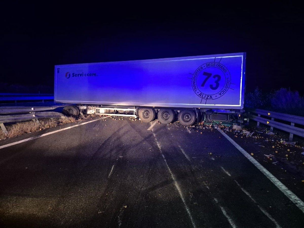 Colisión entre dos camiones corta la A-66 en Monesterio y mantiene un carril sentido Sevilla