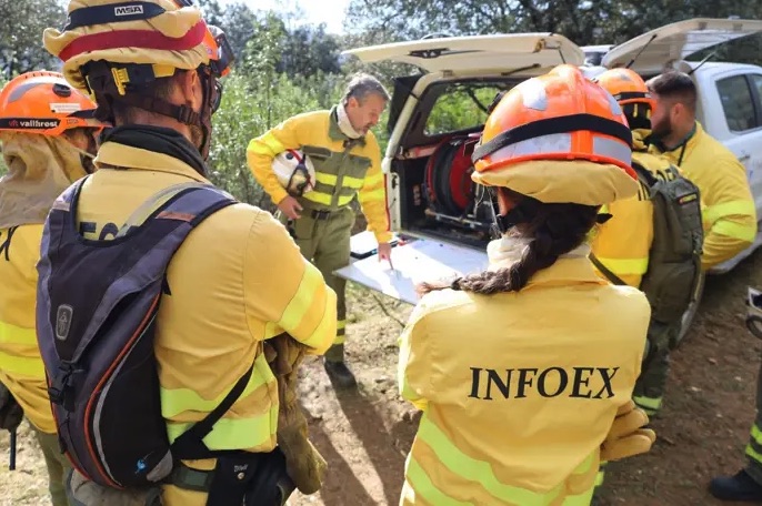 El 112 ordena el confinamiento de Casas del Monte (Cáceres) por el denso humo del incendio de Jarilla