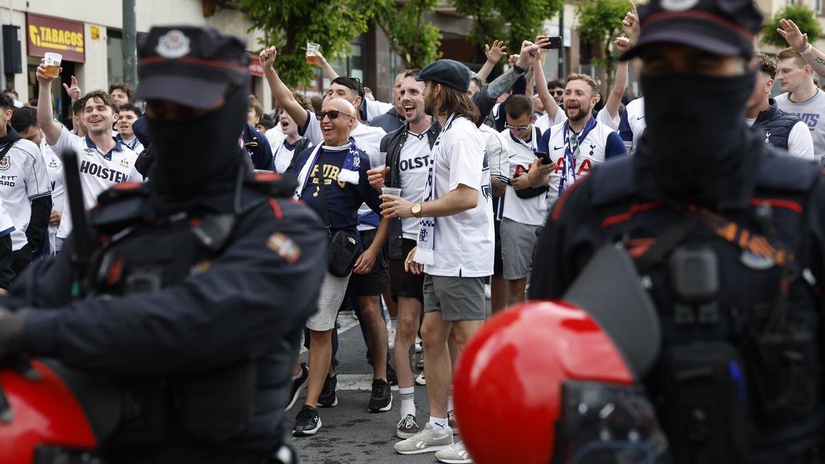 Tres hinchas ingleses detenidos en Bilbao tras una pelea entre aficionados del Manchester United y el Tottenham