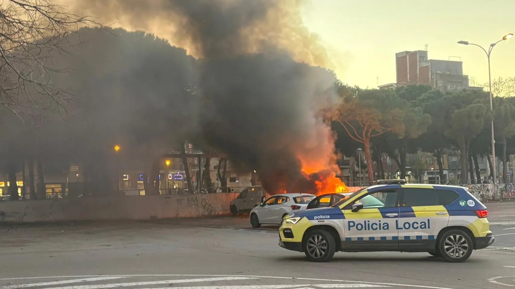 Una furgoneta arde en el parking de Alcampo provocando explosiones y humo negro visible en toda la zona