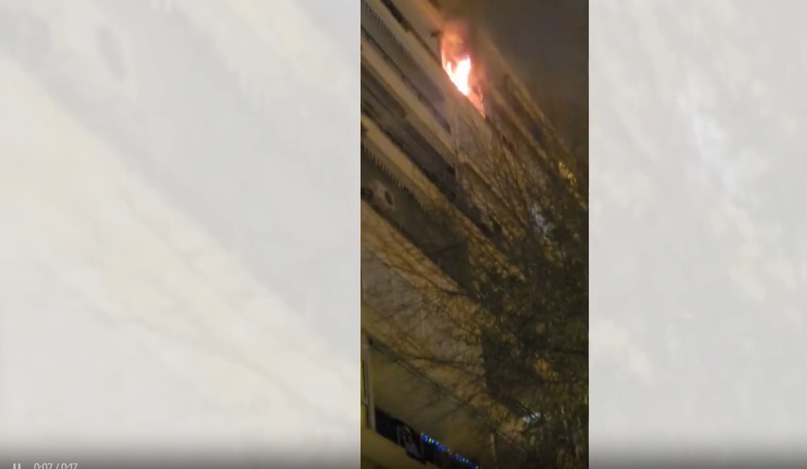 Aparatoso incendio en un piso de la Avenida Flota de Indias en el barrio de Los Remedios (Sevilla)