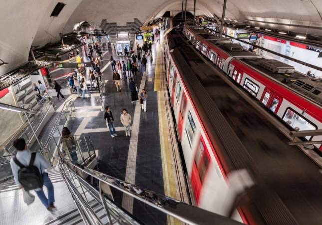 Dos delincuentes multirreincidentes agreden a un agente de la Guàrdia Urbana fuera de servicio en el metro de Barcelona
