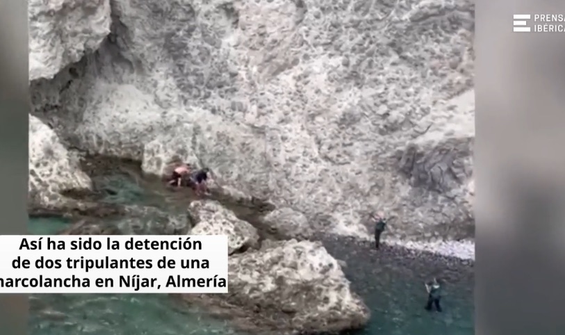 Detenidos dos tripulantes de una narcolancha en Níjar (Almería) tras un amplio despliegue de la Guardia Civil