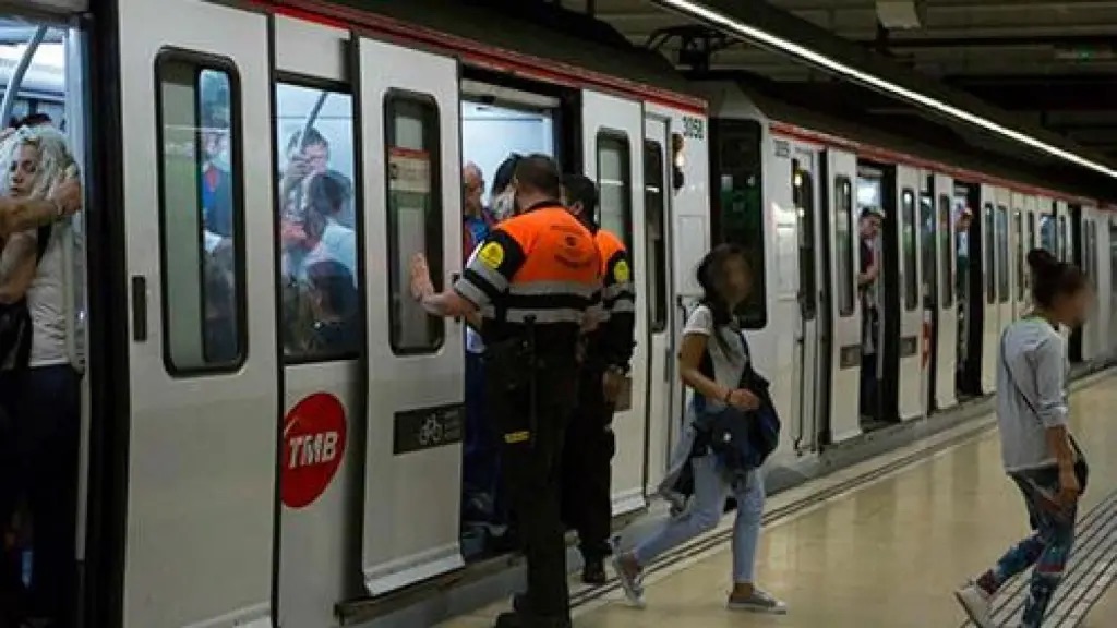 Un hombre amenaza con apuñalar a un vigilante del metro de Barcelona tras intentar colarse