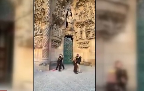 Activistas de Futuro Vegetal lanzan pintura roja a la fachada de la Sagrada Familia