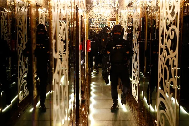 Cinco detenidos tras pelea multitudinaria con botellas en karaoke de Usera