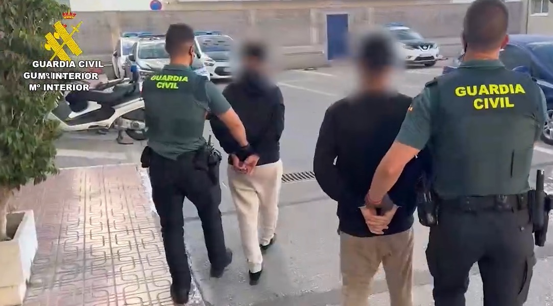 Detenidos dos jóvenes en Torrevieja por 13 robos violentos de joyas con el método del tirón