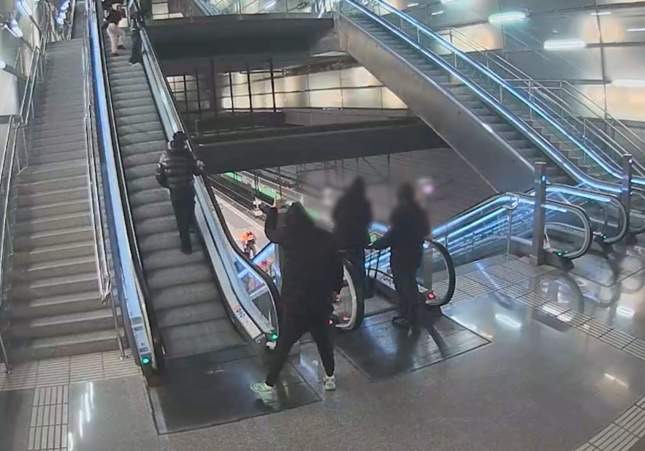 Prohíben entrar al metro de Barcelona a los dos jóvenes que abrieron la cabeza a un vigilante en Trinitat Nova