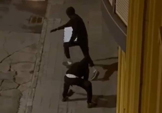 Dos multirreincidentes, detenidos tras reventar el escaparate de una pizzería en Manlleu