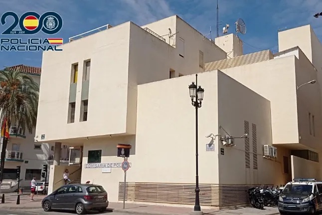 Investigan un parricidio en Fuengirola: un hombre mata a su padre, hiere gravemente a su madre y se suicida