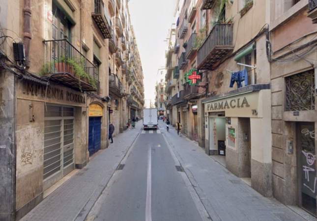 Un hombre herido grave tras ser apuñalado en el abdomen durante una pelea en el centro de Barcelona