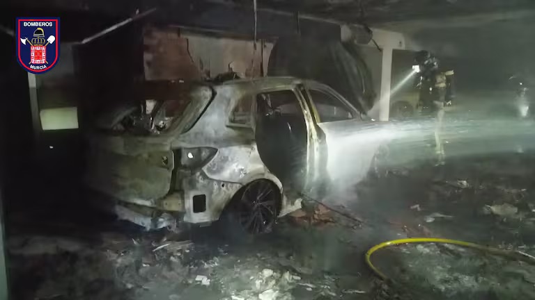 Bomberos de Murcia apagan el incendio de un coche a las puertas de un concesionario en Espinardo