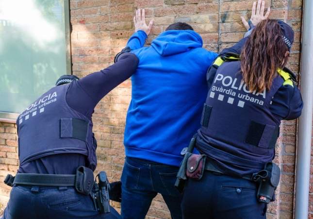 Detenido un asaltante en Barcelona tras rociar con gas pimienta a un peatón para arrancarle una cadena y el móvil