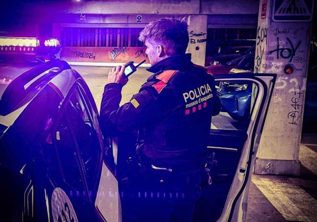 Violento atraco en Castelldefels: arrancan una cadena a un anciano y agreden a un agente de los Mossos
