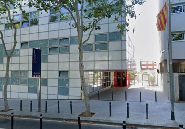 Cinco agentes de los Mossos heridos en un ataque en la comisaría por un hombre que irrumpió armado con un palo