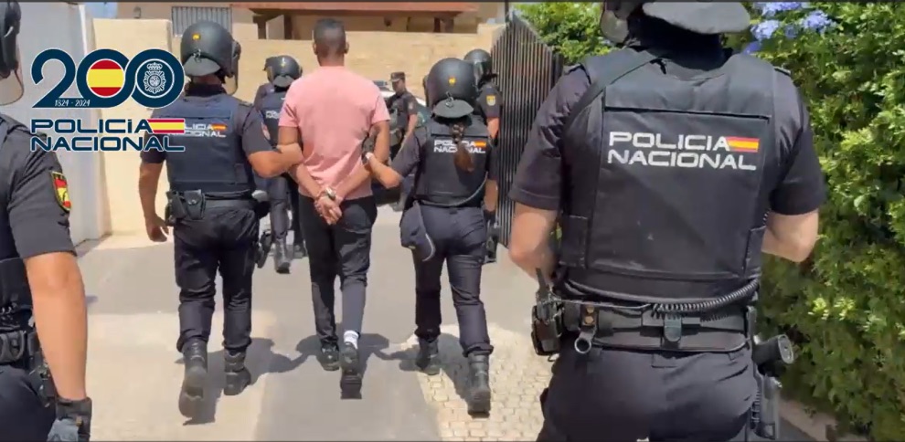 Detenido un joven de 27 años en Granada por robar joyas a mujeres mayores con el método del "tirón" en portales