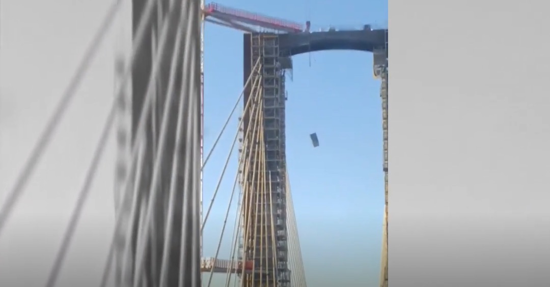 Un váter portátil cae desde lo alto del Puente del Centenario en Sevilla y llena la carretera de residuos fecales
