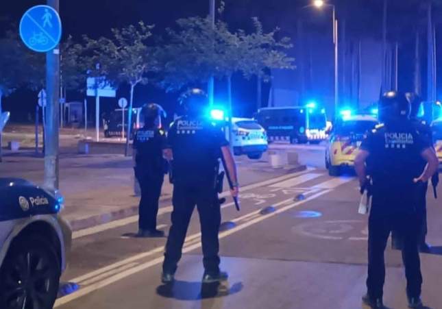 Varios agentes heridos tras ser atacados con pedradas y botellas durante la verbena de Sant Joan en Castelldefels