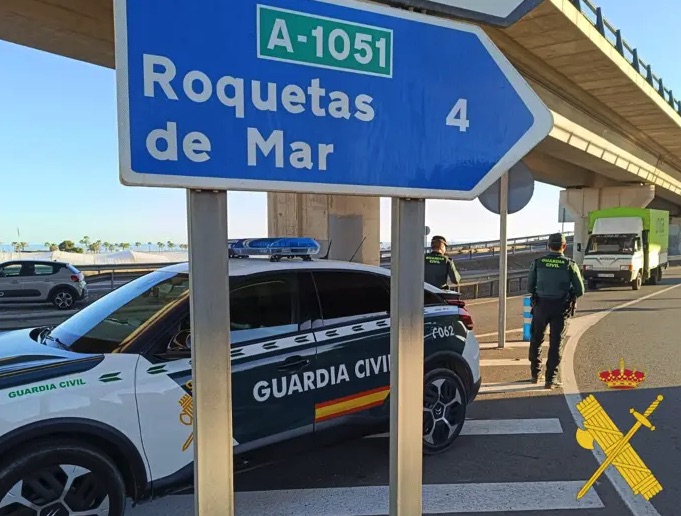 Detenido tras agredir y morder a agentes cuando merodeaba por la vivienda de su exmujer en Roquetas de Mar