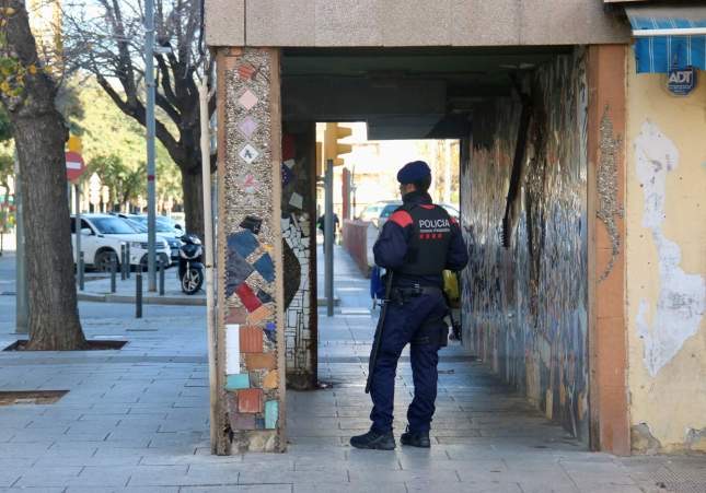 Noche de tensión en la Mina: reportan varios tiroteos sin heridos cerca de la comisaría de los Mossos