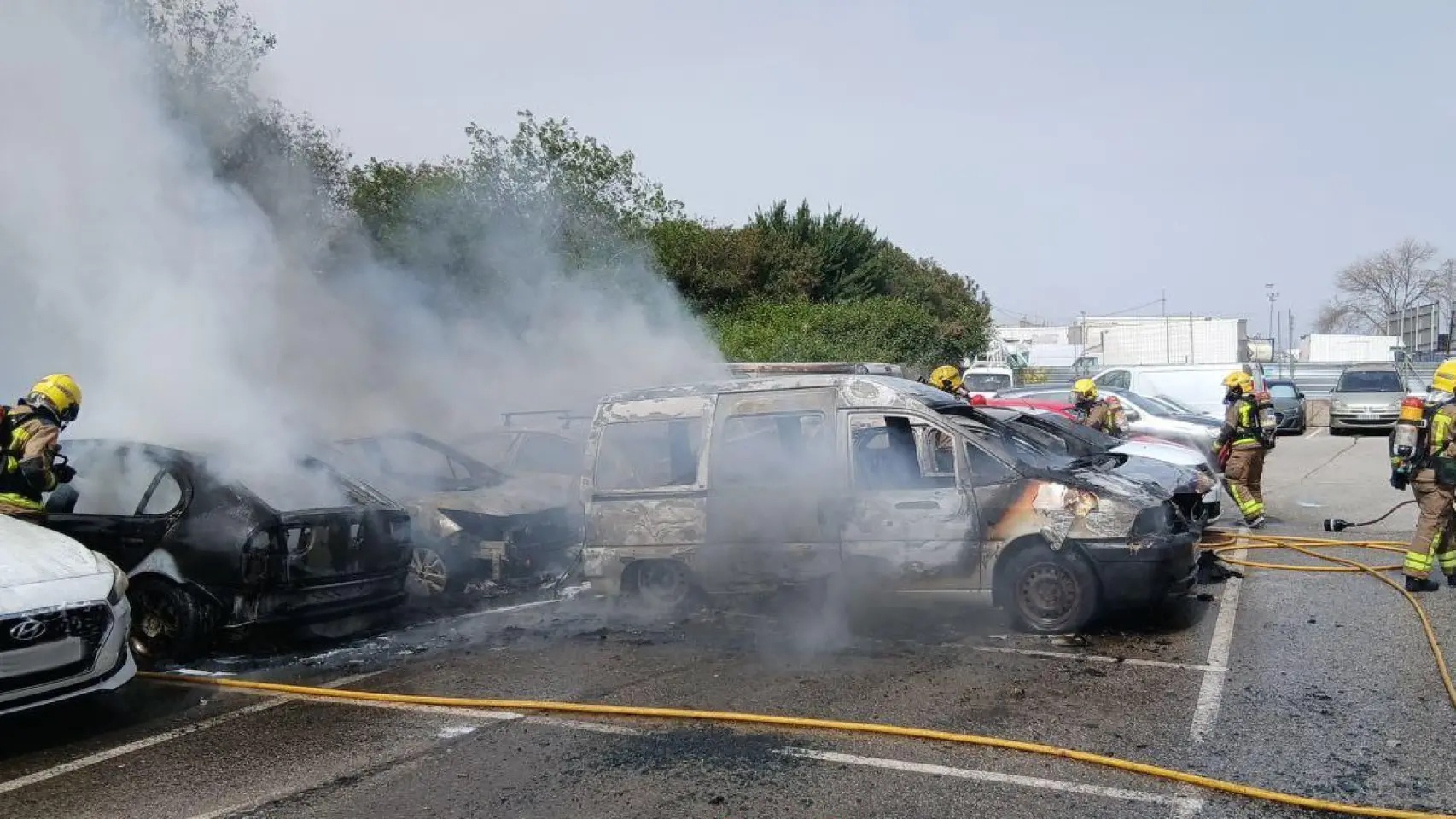 Hartazgo vecinal en L’Hospitalet por el incivismo en la plaza Anna Frank: drogas, botellones y robos