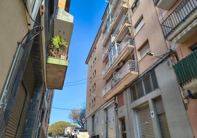 Detenido un propietario en Mataró por cambiar la cerradura de su piso para echar al hombre que había acogido