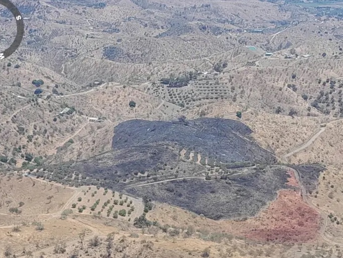 Controlado el incendio en el paraje de la Ermita de las Tres Cruces en Cártama (Málaga)