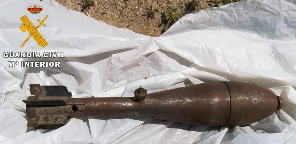 La Armada neutraliza una granada de mortero de 50 mm de calibre en la playa de Camposoto (San Fernando, Cádiz)