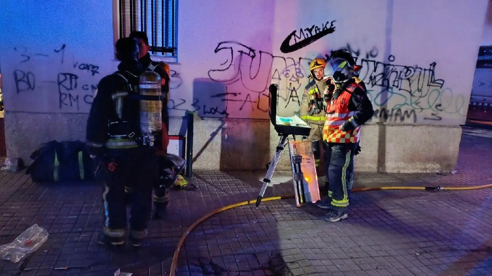 Grave incendio en Badalona deja un herido crítico y varios afectados