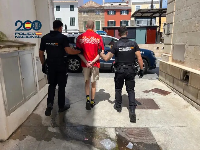 Detenido en Maó un hombre por amenazar con un cuchillo a otro individuo durante la noche