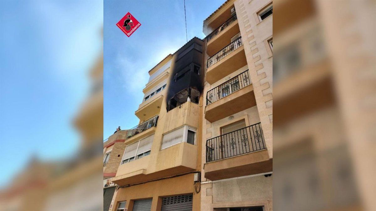 Incendio en vivienda en Calle San Isidro, Callosa d'en Sarrià (Alicante)