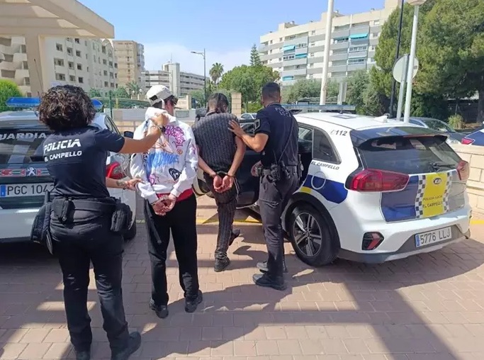 Tres detenidos por robar móviles y una cadena de oro a bañistas en la playa de Muchavista
