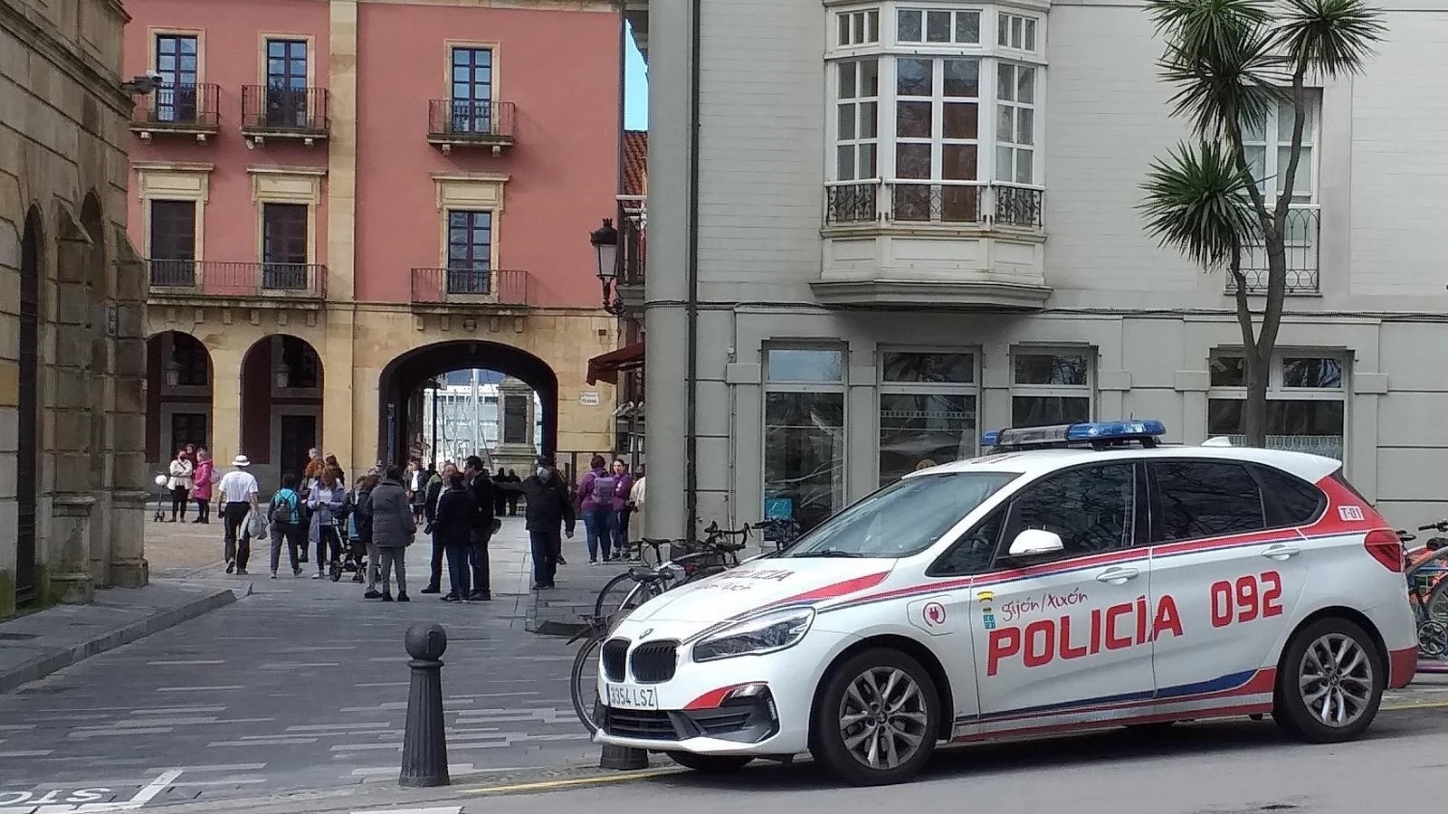 Detenido un hombre en Gijón tras escalar una grúa y robar matrículas de varios coches