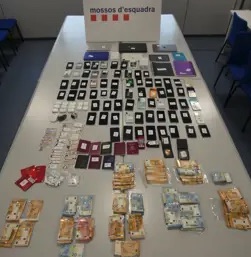 Dos detenidos en Manresa por receptar móviles robados y usarlos para suplantar identidades y estafar